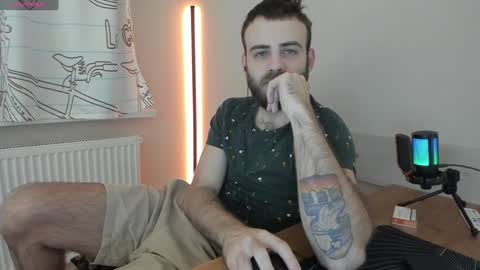 Snapshot of otishairy chatting on December 23, 11:28 pm Otis online show from December 23, 11:28 pm