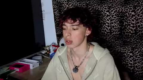 Snapshot of otter_star chatting on February 2, 2:43 am Princces Albert online show from February 2, 2:43 am