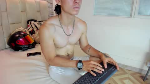 Snapshot of owenn_17 chatting on October 14, 3:51 am owwn online show from October 14, 3:51 am