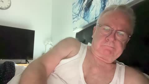 ozhairybearxxxx online show from December 8, 11:46 am