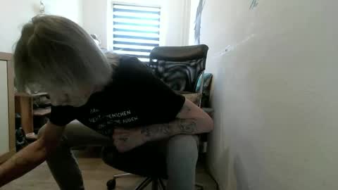 Snapshot of p83291869 chatting on April 26, 2:59 pm p83291869 online show from April 26, 2:59 pm