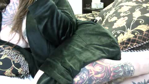 PAMELA GUNNS online show from February 4, 7:00 pm