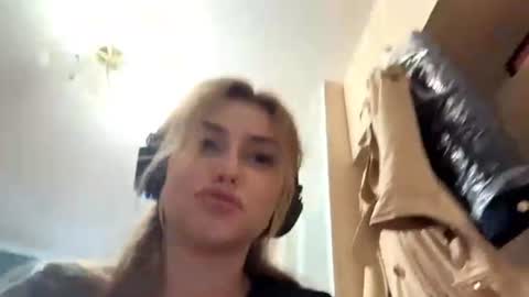 Snapshot of pamulahallquist chatting on July 5, 4:03 pm Lia online show from July 5, 4:03 pm