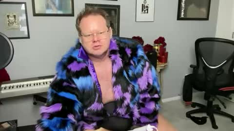 Snapshot of pantyhosedking chatting on November 29, 1:14 pm PantyhoseKing online show from November 29, 1:14 pm