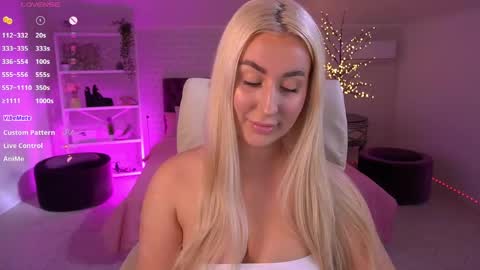 Snapshot of paolamola chatting on April 30, 2:12 pm Lia online show from April 30, 2:12 pm