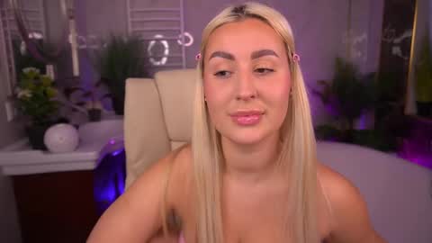 Snapshot of paolamola chatting on May 15, 1:18 pm Lia online show from May 15, 1:18 pm