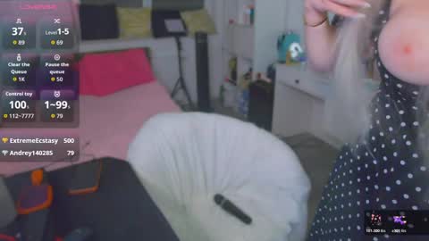 Snapshot of paradise_for_you_ chatting on May 12, 1:47 am Victoria online show from May 12, 1:47 am