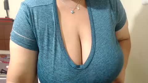 Snapshot of pareja_explosivasexx chatting on July 23, 5:49 am Luna online show from July 23, 5:49 am