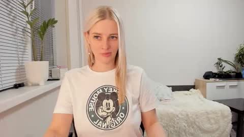 Snapshot of paris_hilt_on chatting on February 28, 1:25 pm Sasha online show from February 28, 1:25 pm