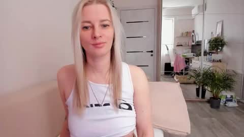 Snapshot of paris_hilt_on chatting on November 6, 4:13 am Sasha online show from November 6, 4:13 am