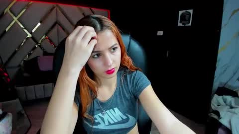 Snapshot of paris_petit chatting on April 21, 8:55 pm paris petit online show from April 21, 8:55 pm