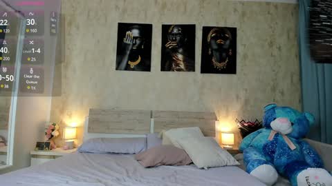 Snapshot of paris_x_hilton chatting on December 12, 5:10 am Paris online show from December 12, 5:10 am