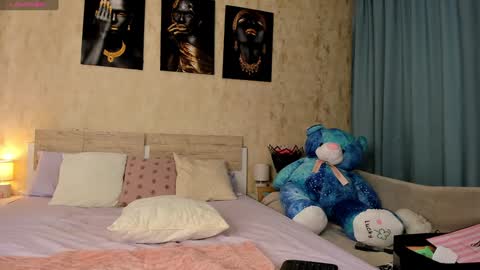 Snapshot of paris_x_hilton chatting on December 13, 5:16 am Paris online show from December 13, 5:16 am