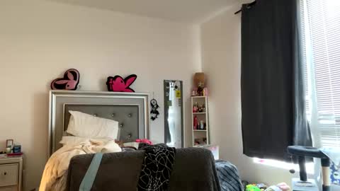 parisbaby2000 online show from January 23, 8:35 pm