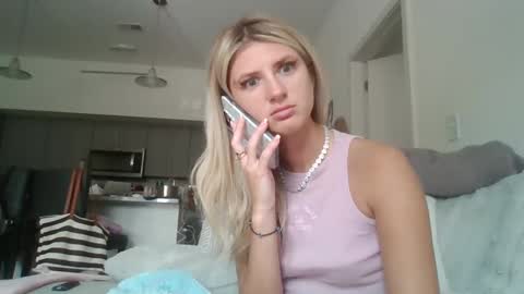 parisbaby2000 online show from September 15, 2:28 pm