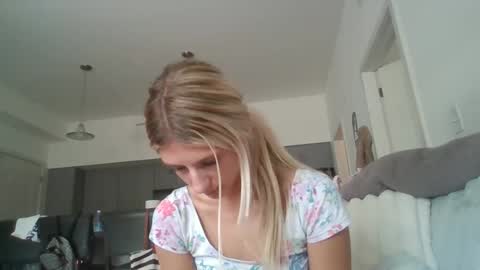 parisbaby2000 online show from September 18, 3:58 pm