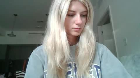 parisbaby2000 online show from October 7, 2:47 pm