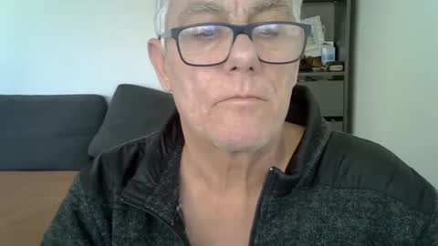 Snapshot of patrick5275 chatting on January 17, 12:31 pm patrick5275 online show from January 17, 12:31 pm