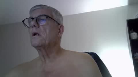 Snapshot of patrick5275 chatting on October 1, 5:24 am patrick5275 online show from October 1, 5:24 am
