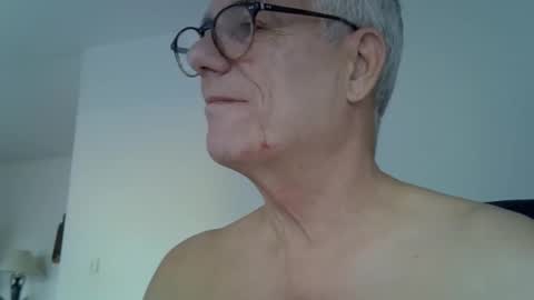 Snapshot of patrick5275 chatting on October 5, 6:23 am patrick5275 online show from October 5, 6:23 am