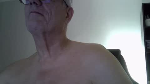 Snapshot of patrick5275 chatting on October 11, 6:01 am patrick5275 online show from October 11, 6:01 am