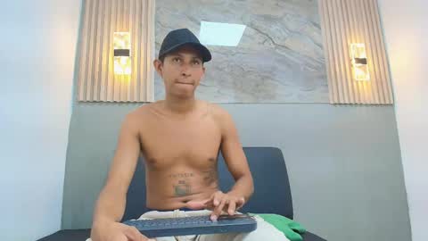 Snapshot of paul_conor chatting on May 22, 2:33 pm paul_conor online show from May 22, 2:33 pm