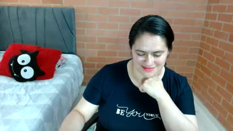 Snapshot of paula__117 chatting on June 25, 9:41 pm paula__117 online show from June 25, 9:41 pm