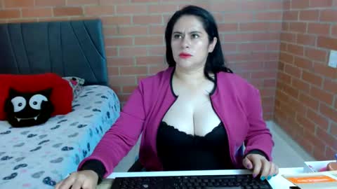 Snapshot of paula__117 chatting on July 8, 7:18 pm paula__117 online show from July 8, 7:18 pm