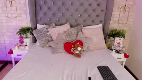 Pau online show from February 16, 2:13 pm