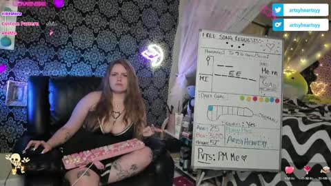 Snapshot of pawggoddess778 chatting on December 10, 4:56 am ArtsyHeartsyy online show from December 10, 4:56 am