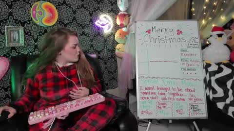 Snapshot of pawggoddess778 chatting on December 26, 2:01 am ArtsyHeartsyy online show from December 26, 2:01 am