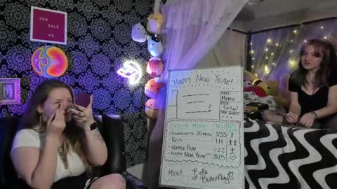 Snapshot of pawggoddess778 chatting on January 1, 5:11 am ArtsyHeartsyy online show from January 1, 5:11 am