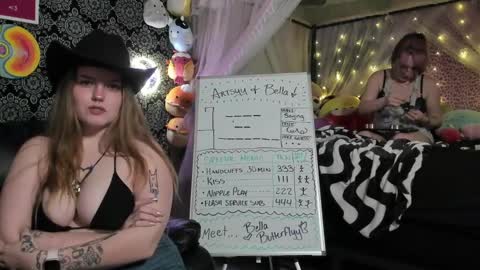 Snapshot of pawggoddess778 chatting on January 2, 4:52 am ArtsyHeartsyy online show from January 2, 4:52 am