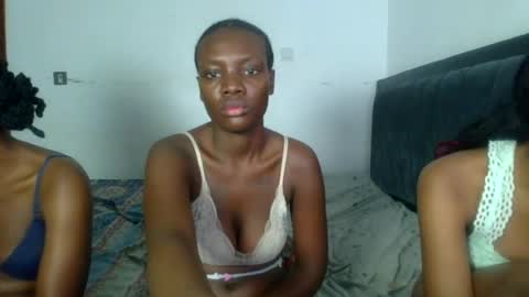 Snapshot of peach_ebonny chatting on June 27, 12:22 pm peach_ebonny online show from June 27, 12:22 pm