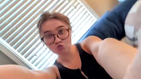 peachespunkins online show from March 29, 8:20 pm