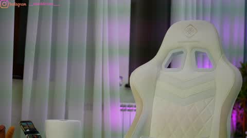 Dee online show from March 12, 4:13 pm