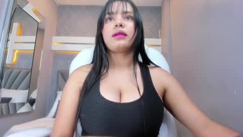 Snapshot of perlaevansx chatting on February 14, 2:28 am PERLA online show from February 14, 2:28 am