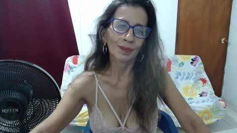 Snapshot of pervert_milf4uu_4 chatting on February 22, 3:45 am luz online show from February 22, 3:45 am