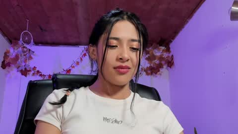 Snapshot of petalsrose_ chatting on December 8, 12:07 am Rose online show from December 8, 12:07 am