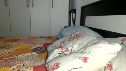 Snapshot of petite_danielle chatting on June 14, 6:59 am petite_danielle online show from June 14, 6:59 am