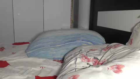 Snapshot of petite_danielle chatting on June 25, 7:57 am petite_danielle online show from June 25, 7:57 am