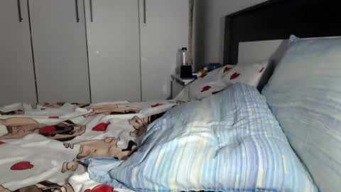 Snapshot of petite_danielle chatting on July 18, 10:24 pm petite_danielle online show from July 18, 10:24 pm