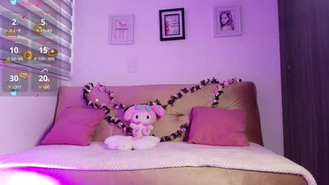Snapshot of petite_marie_ chatting on February 2, 9:57 pm petite_marie_ online show from February 2, 9:57 pm