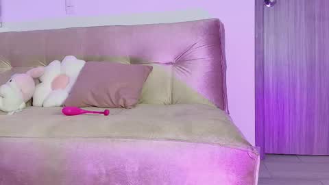 Snapshot of petite_marie_ chatting on February 13, 6:53 am petite_marie_ online show from February 13, 6:53 am