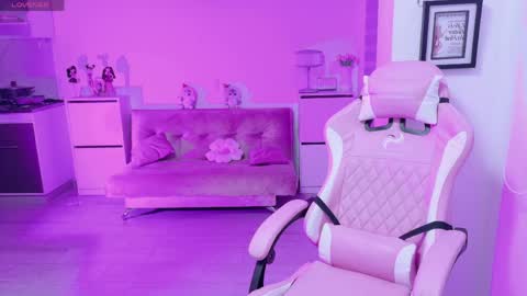Snapshot of petite_marie_ chatting on April 5, 3:26 am petite_marie_ online show from April 5, 3:26 am