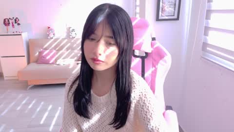 Snapshot of petite_marie_ chatting on April 6, 8:43 pm petite_marie_ online show from April 6, 8:43 pm