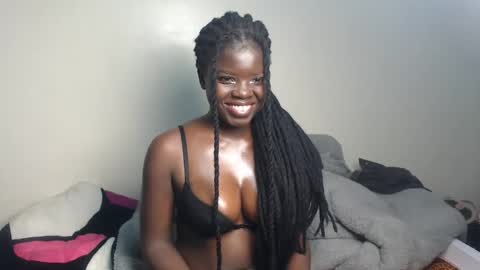 Snapshot of petitebeautyy chatting on May 25, 10:27 pm petitebeautyy online show from May 25, 10:27 pm