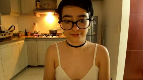 Snapshot of petitee_lunna chatting on June 12, 1:48 am Lunna online show from June 12, 1:48 am