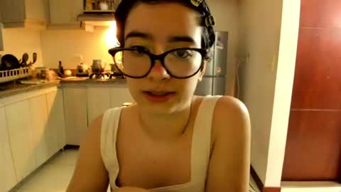 Snapshot of petitee_lunna chatting on June 13, 1:36 am Lunna online show from June 13, 1:36 am