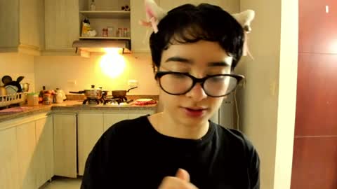 Snapshot of petitee_lunna chatting on June 17, 1:41 am Lunna online show from June 17, 1:41 am